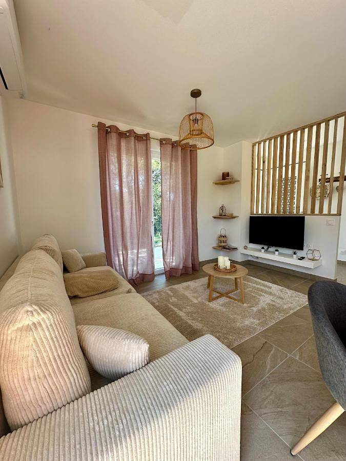 Location de vacances pour 6 personnes, avec vue ainsi que piscine et jardin à Figeac - 3