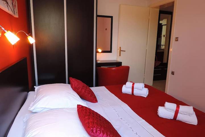 Appartement entier, Bel appartement Barada (****) près de la mer in Gradska plaža (Trogir), Trogir