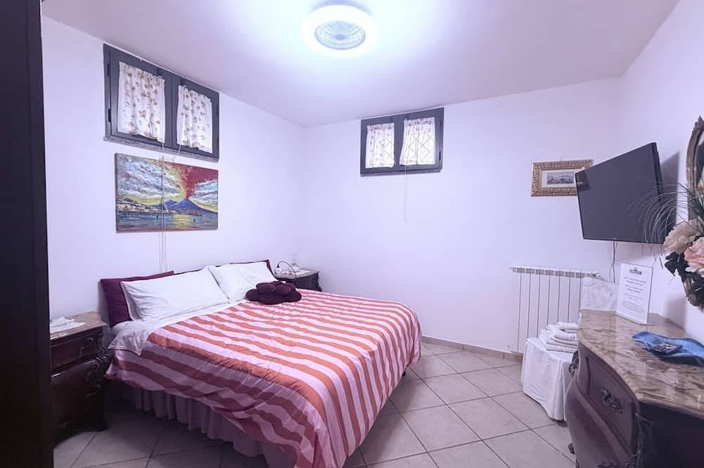 Entire apartment, Cozy apartment that can accommodate up to 6 people, located in an independent villa with garden. The apartment is 900 meters from the Circumvesuviana for Naples-Pompei-Sorrento, perfect for traveling in the area and reaching all points of interest. Also in San Giorgio a Cremano, Vesuvio National Park
