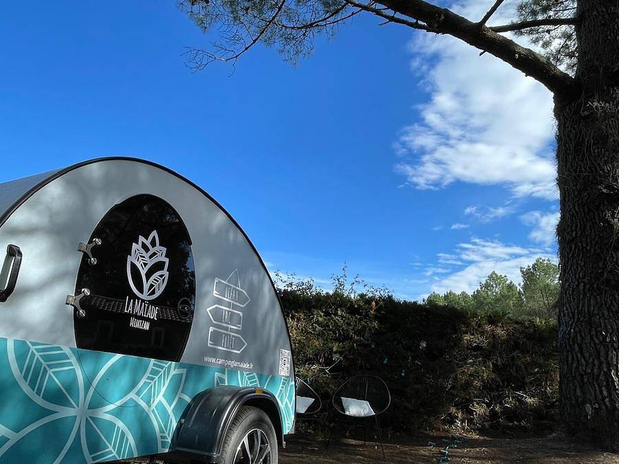 Camping Ushuaïa Villages La Maïade - Hébergement 2 personnes - Cosy Nature - 2 personnes - lit double, kitchenette, salon de jardin in Mimizan, Côte d’Argent