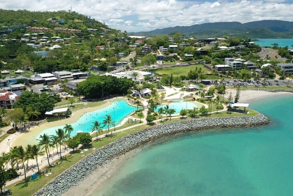 Shutehaven Beach House with Ocean Views. in Shute Harbour, Mackay Region