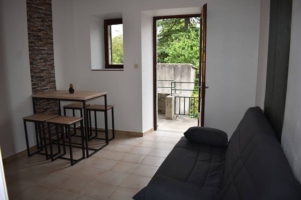 Apartamento entero, Studio Avec Piscine 10 min à Pied de la Rivière et 5 min du Centre in Ruoms, Ardèche