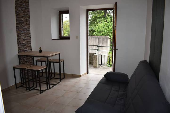 Ganze Wohnung, Studio Avec Piscine 10 min à Pied de la Rivière et 5 min du Centre in Ruoms, Ardèche
