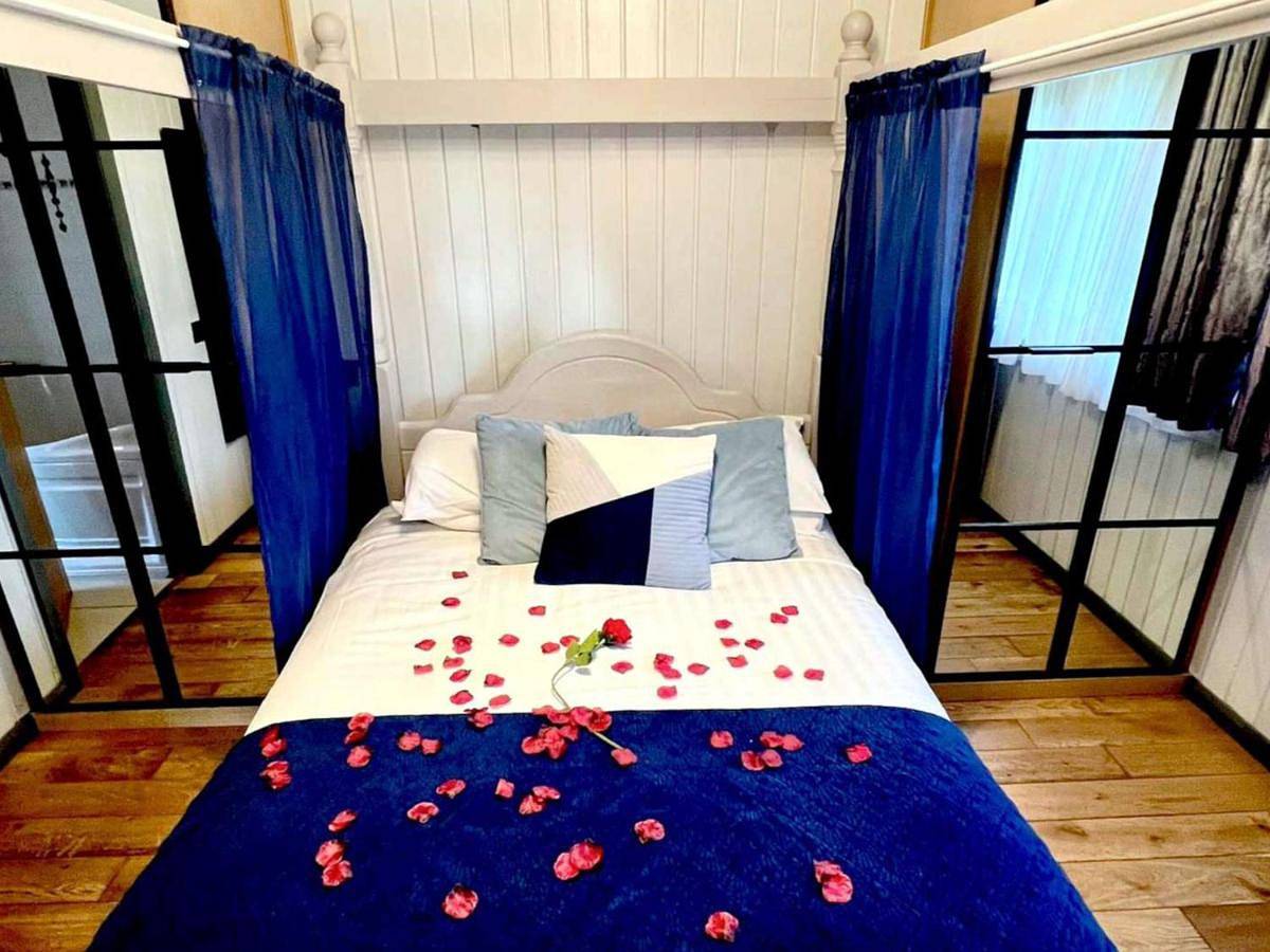 Holly Lodge 12 Hot Tub in York, Yorkshire