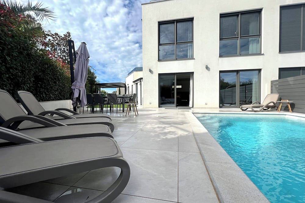 Villa Joka mit beheiztem Pool and großer Dachterrasse nahe Pula in Lijom, Banjole