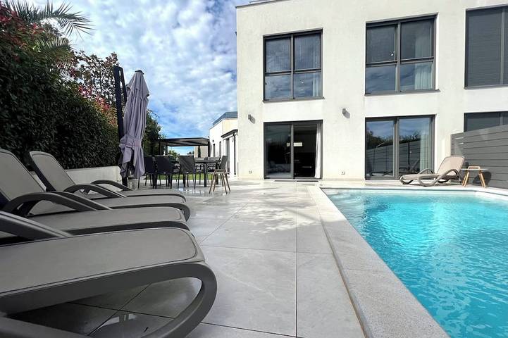 Villa für 8 Personen, mit Balkon und Garten - 1