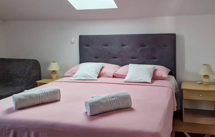 Ganze Ferienwohnung, Apartment mit Meerblick, Terrasse und Parkplatz in der Nähe der Neretva in Rogotin, Dubrovnik-Neretva