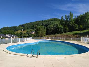 Gîte pour 4 personnes, avec piscine ainsi que vue et balcon à Saint-Geniez-d'Olt