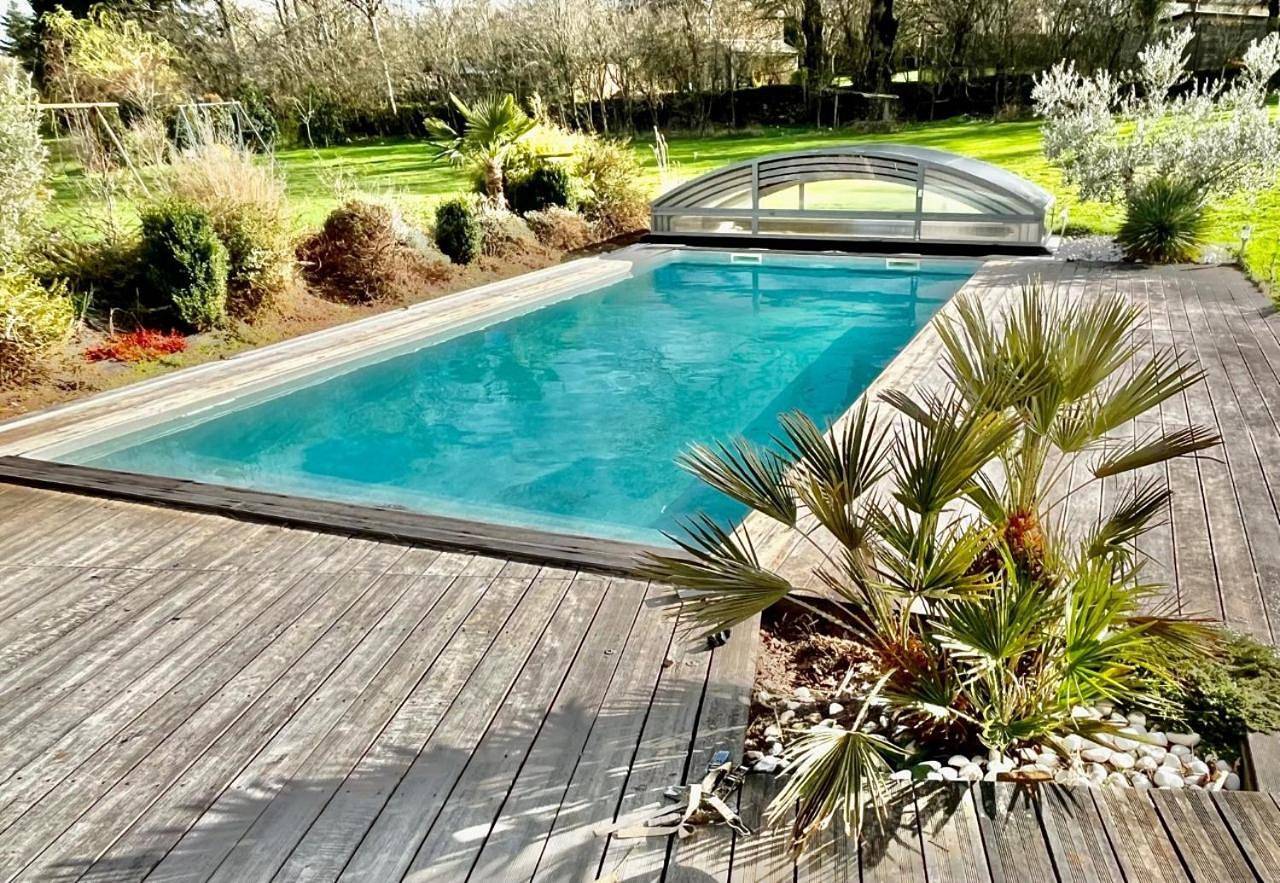 Villa contemporaine avec piscine sur 4000 m2 à Rodez 9 personnes in Onet-le-Château, Aveyron