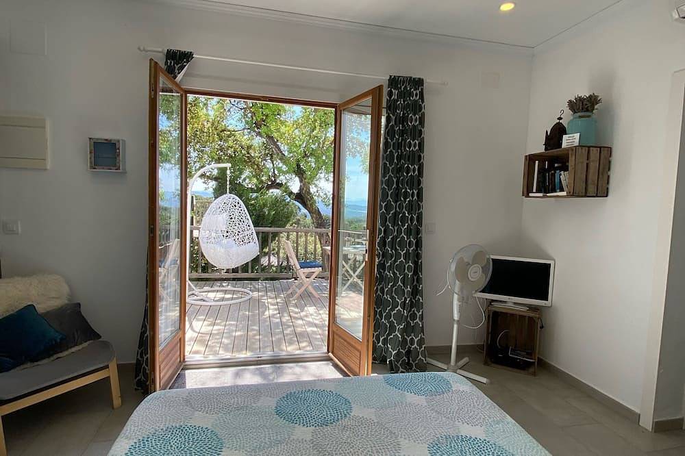 Geheel appartement, Luxe, onafhankelijke studio met airconditioning, een eigen terras en gebruik van het zwembad in Begur, Costa Brava