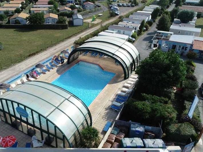 Camping pour 4 personnes, avec terrasse et bassin pour enfant ainsi que jardin et piscine
