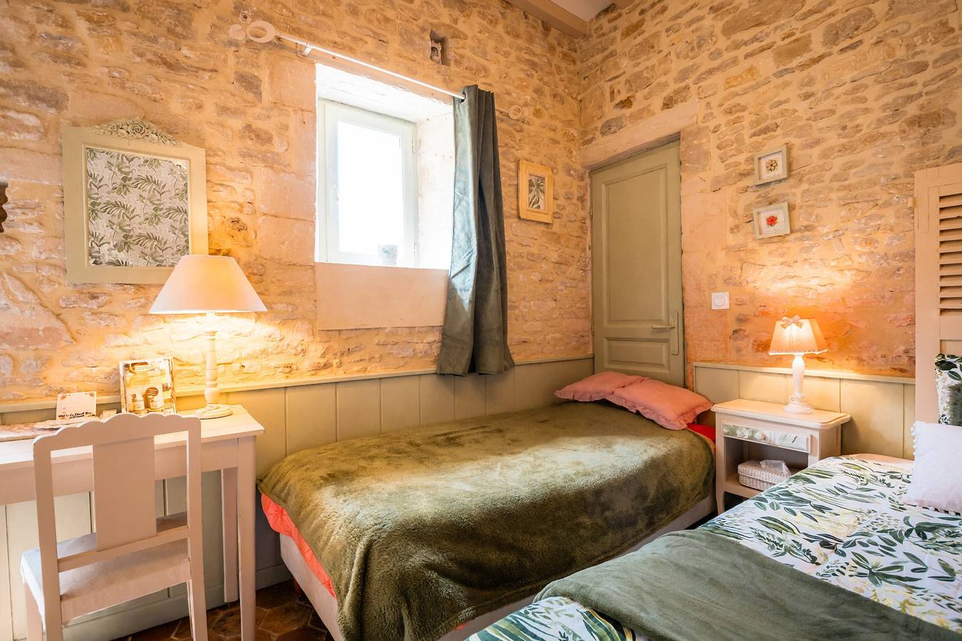 Bed and Breakfast 'Chambre Romance' con Terraza Privada, Wi-Fi y Aire Acondicionado in Ryes, Región de Bayeux