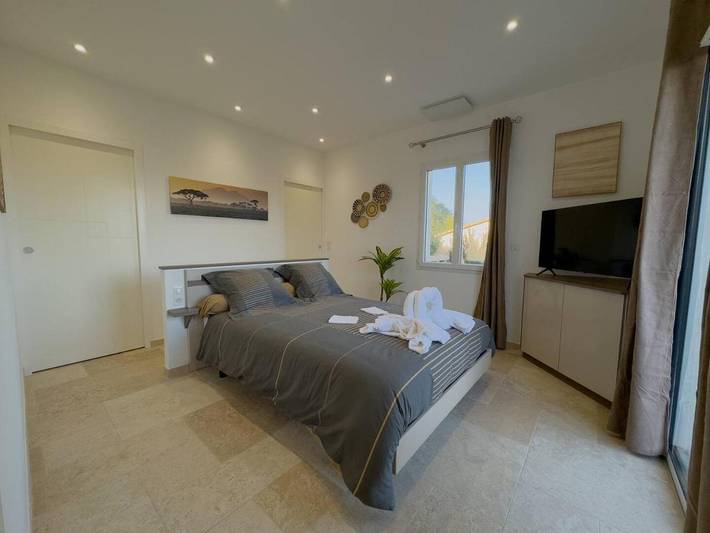 Location de vacances pour 8 personnes, avec jacuzzi ainsi que jardin et piscine à Saint-Ciers-du-Taillon - 2