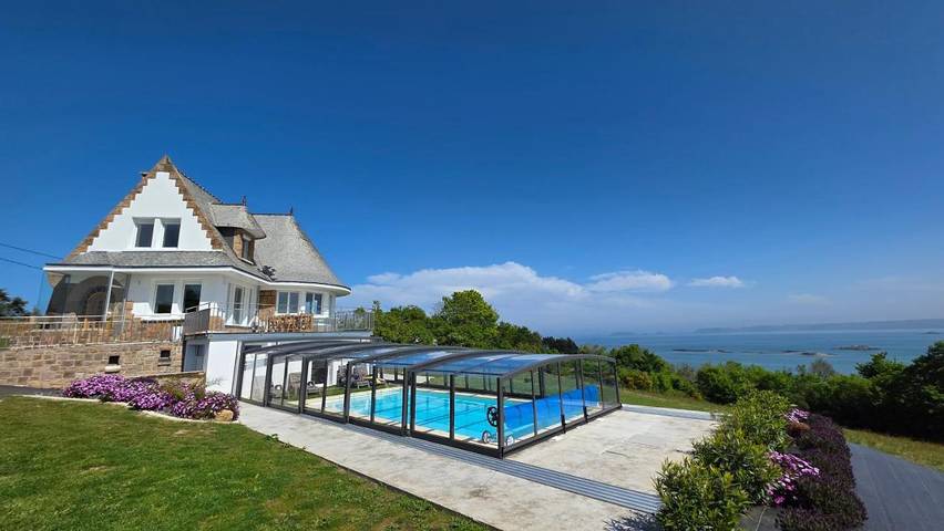 Location de vacances pour 10 personnes, avec jardin ainsi que vue et piscine à Ploubazlanec