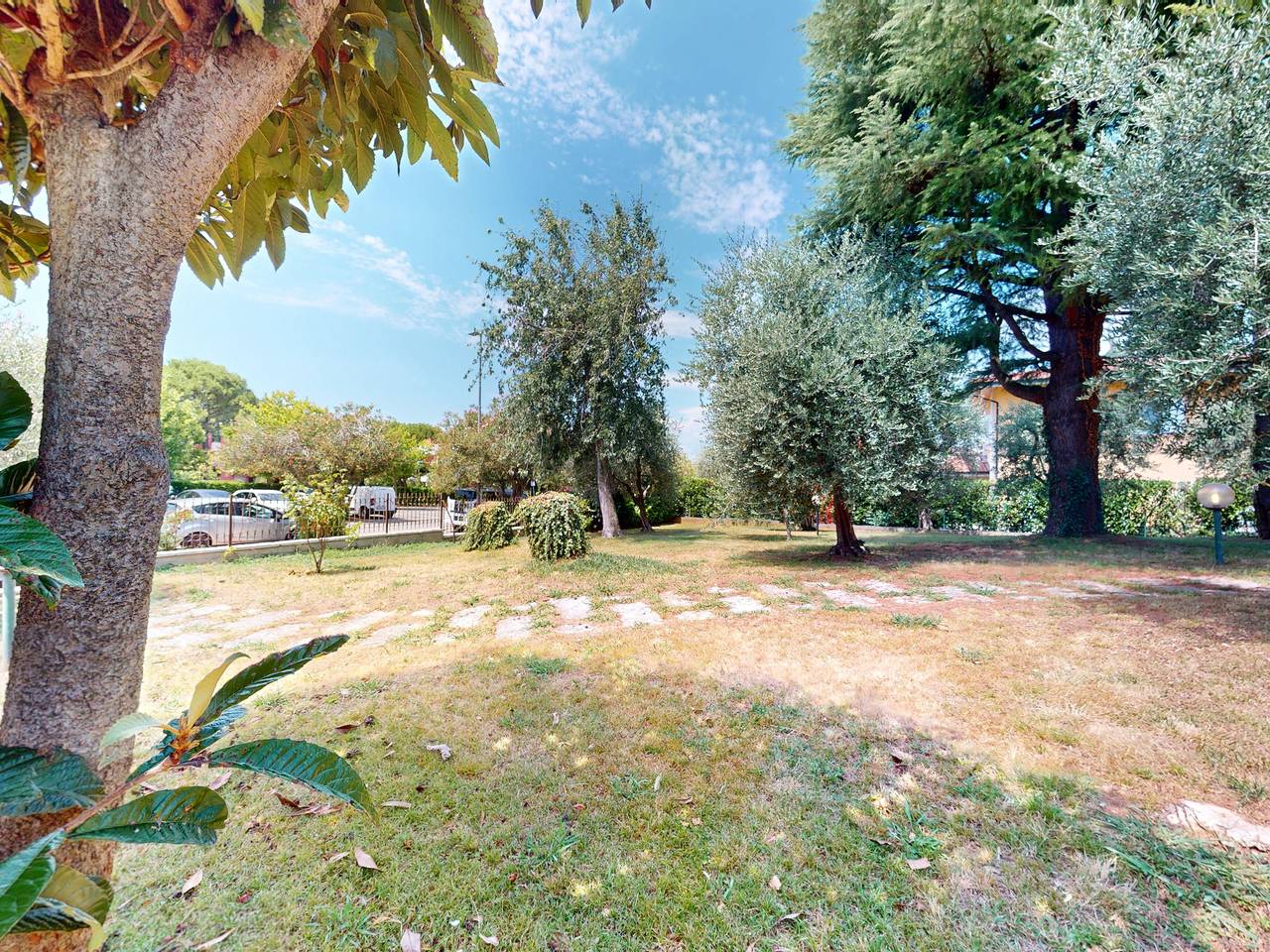 Villa Valentine 200 mt to the beach  by Bookinggar in Colombare, Sirmione