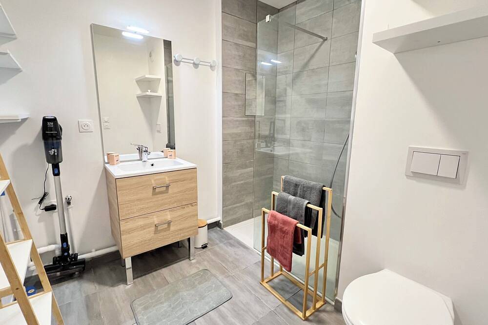 Entire apartment, Cosy apartment with balcony 15 minutes from Lille in Ronchin, Lille region