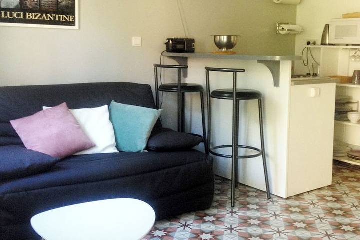 Gîte pour 2 personnes, avec terrasse et jardin à Avignon