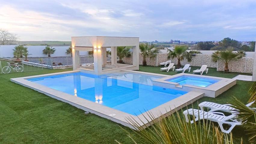 Casa rural para 12 personas, con jardín además de piscina y terraza, Se admiten mascotas en Fuentes de Andalucía