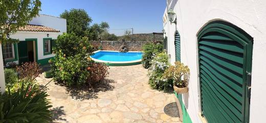 Location de vacances pour 4 personnes, avec balcon et vue ainsi que piscine et jardin dans Alte