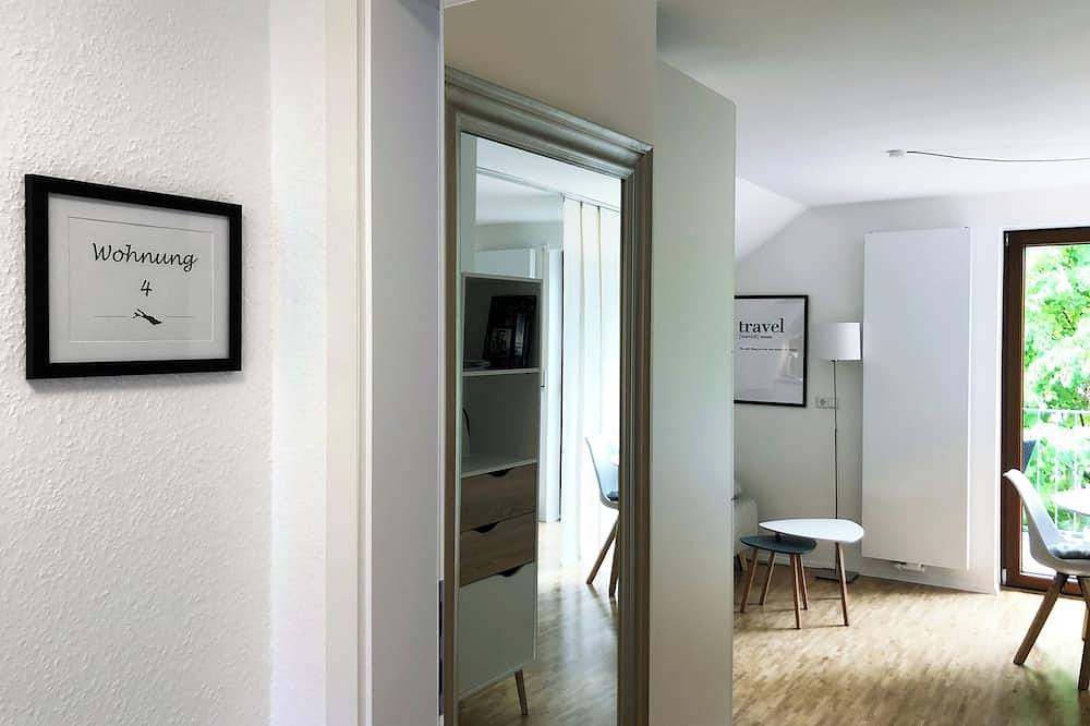 Ganze Wohnung, 1-Zimmer Dachgeschosswohnung mit Seeblick und großem Balkon auf der Mettnau in Radolfzell, Radolfzell am Bodensee