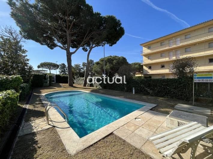Ferienwohnung für 6 Personen, mit Balkon und Terrasse sowie Garten und Pool