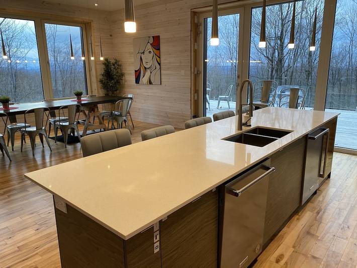 Gîte pour 14 personnes, avec jardin ainsi que terrasse et jacuzzi, animaux acceptés