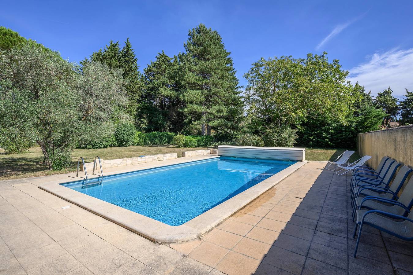 Maison de vacances « Villa Les 2 Pins Piscine »  jardin trampoline 14 couchages in Entraigues-sur-la-Sorgue, Vaucluse