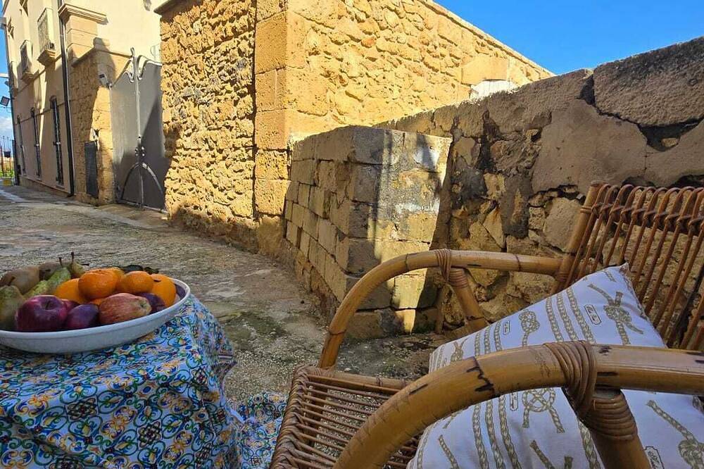 Cozy two-story house in the center of Marzamemi and 100 meters from the sea in Marzamemi, Provincia de Siracusa