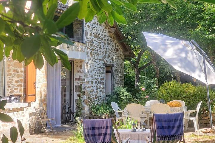 Gîte pour 8 personnes, avec jardin à Firbeix