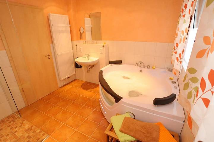 Ferienwohnung für 2 Personen, mit Sauna und Garten sowie Balkon und Whirlpool - 1