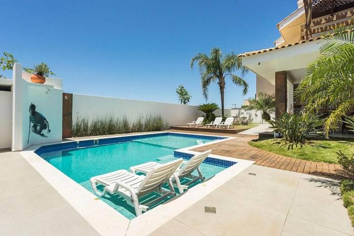 Casas e apartamentos de temporada para 12 pessoas, com balcão e jardim em Bombinhas