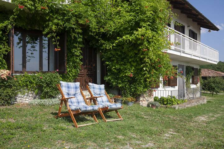 Agriturismo per 8 persone, con giardino e panorama nonché terrazza in Langhe