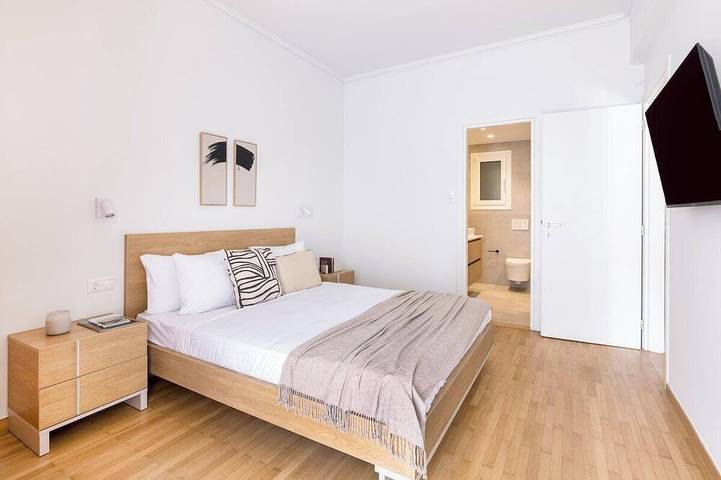 Entire apartment, Chic & Spacious 3Br Apartment at National Museum in Central Section of Athens, Athens