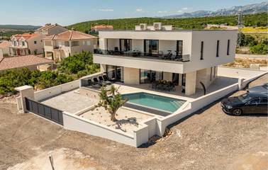 Ferienhaus für 6 Personen, mit Pool und Sauna sowie Terrasse und Garten in Maslenica