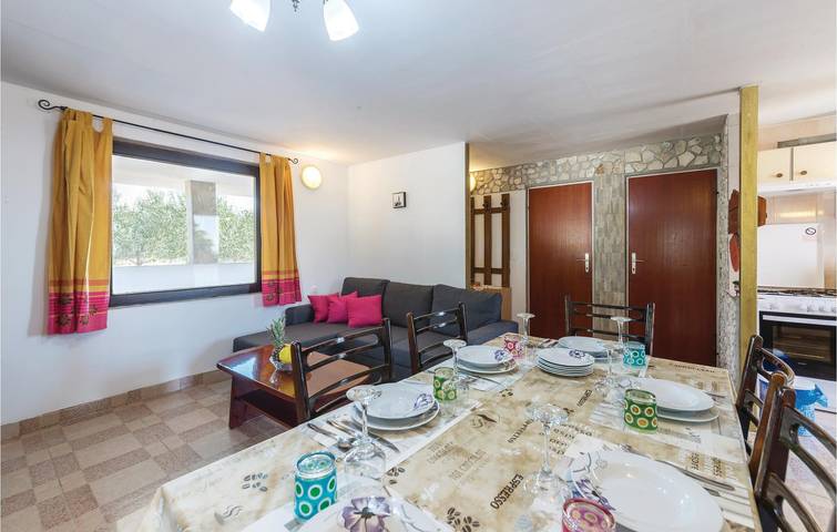 Modernes Apartment in der Nähe des Flughafens Pula mit Terrasse und Parkplatz in Valtura, Südküste Istrien