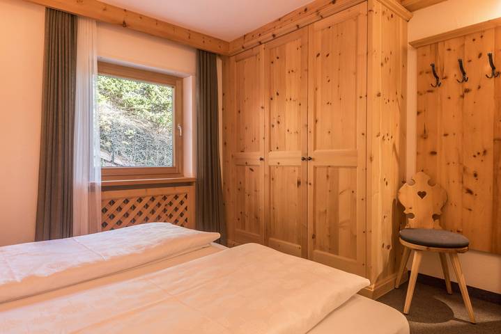 Appartamento intero, Appartamento 'Cesa Sassela' con vista sulle montagne, sauna, piscina, giardino, balcone e Wi-Fi in Ortisei, Dolomiti Superski
