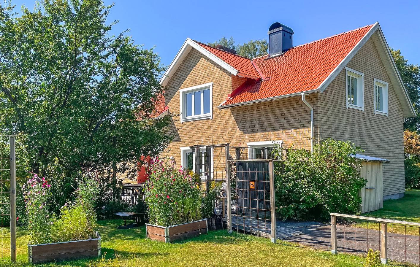 Hus för 12 Personer, med terass samt trädgård och bastu och pool