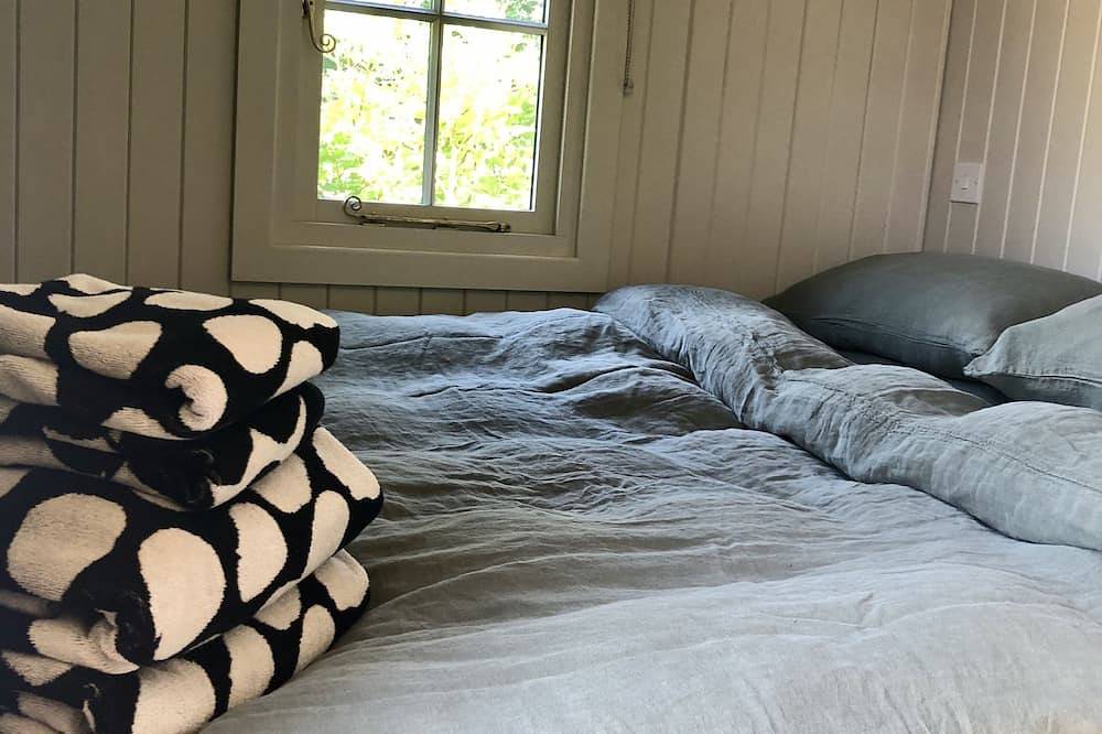 Stylish shepherd's hut, 10 mins walk from beach and village in Milford-on-Sea, New Forest