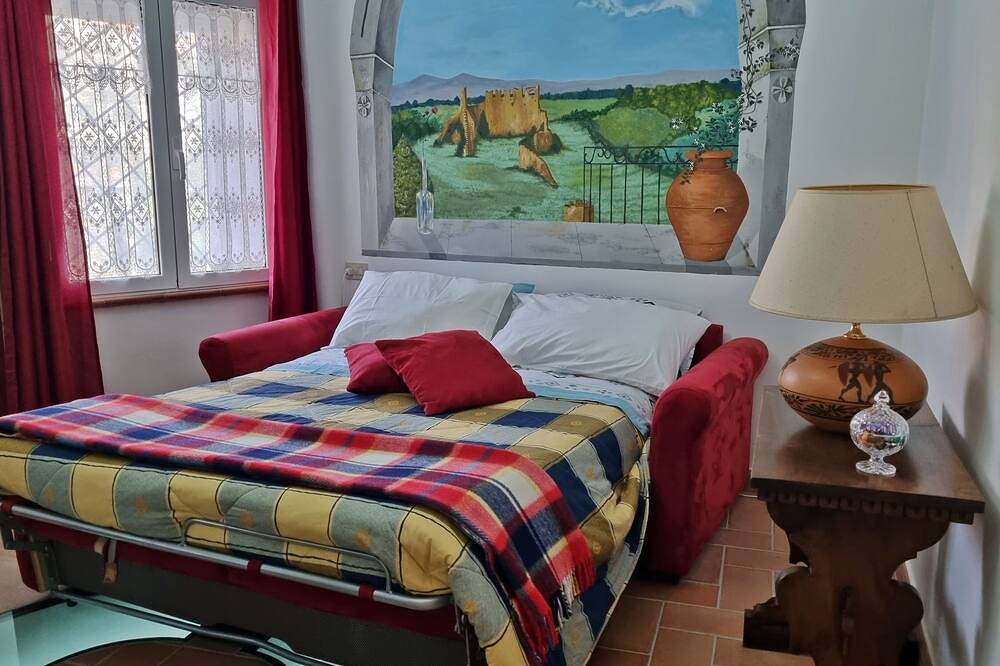 Nives Holiday House, home in the ancient castle walls in the historic center. in Tuscania, Provincia de Viterbo