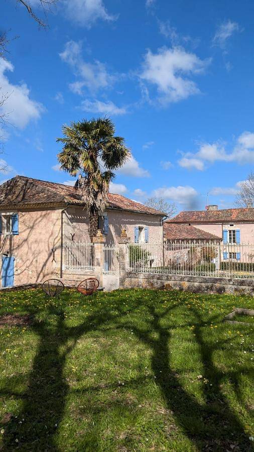 Location de vacances pour 4 personnes, avec vue ainsi que piscine et jardin à Saint-Sulpice-de-Roumagnac - 4
