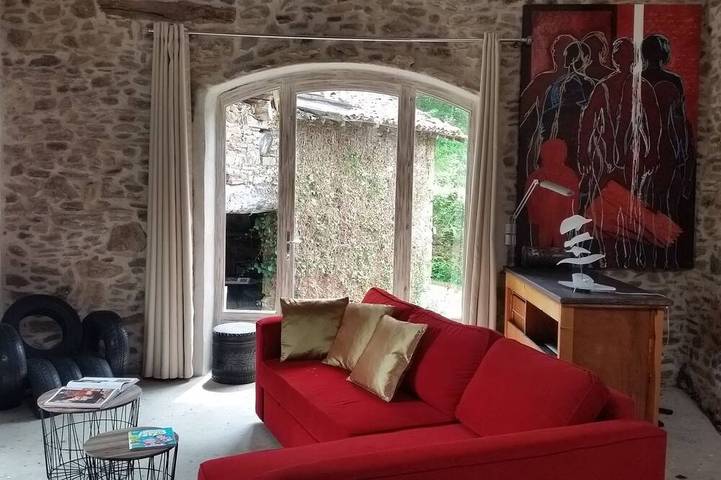 Hervorragendes Künstlerstudio-Loft in einer ruhigen alten Mühle auf dem Monts du Lyonnais in Larajasse, Lyon und Umgebung