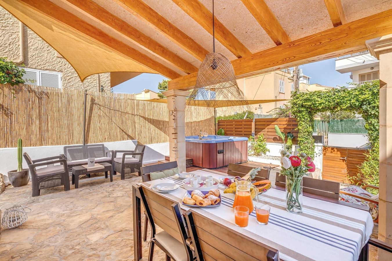 Casa de férias "Casa Mediterrânea" com terraço, jacuzzi e ar condicionado in Can Picafort, Santa Margalida