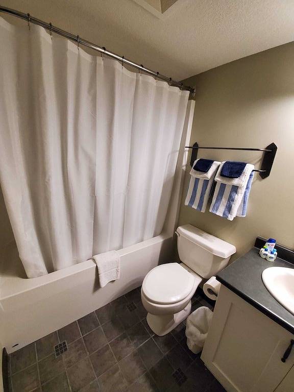 Ganze Wohnung, Upper village unit with access to the pools! in Panorama