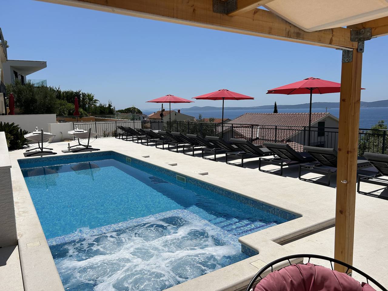 Ganze Wohnung, Beheizter Swimmingpool, atemberaubende Terrasse mit Meerblick a7, in Okrug Gornji, Ciovo