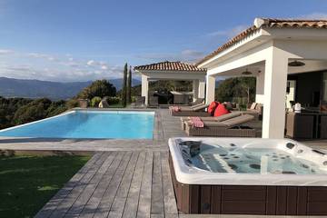 Villa pour 8 personnes, avec terrasse ainsi que jacuzzi et jardin dans Porticcio