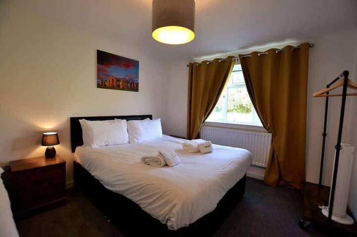 Wisteria 2 bed House – Stayseekers in Salisbury, Wiltshire