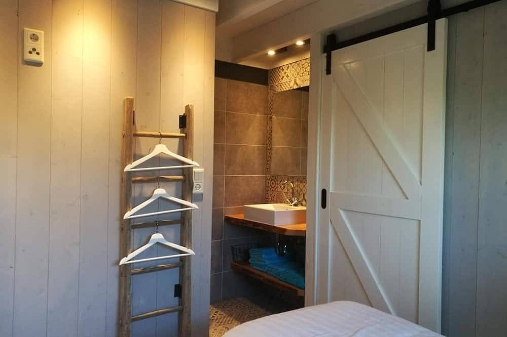 Magische Ferien in diesem stimmungsvollen Ferienhaus am Wasser, familienfreundliche Gruppenunterkunft, 4 Schlafzimmer, 2 Bäder. Genießen Sie luxuriöse Annehmlichkeiten wie eine Terrasse mit Steg, ein kleines Boot und einen gemütlichen Holzofen. In de in Niederländische Nordsee
