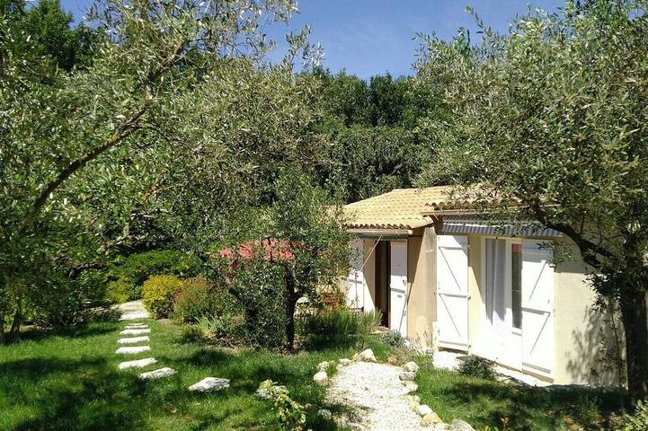 Lovely Mazet with shared, heated, secure swimming pool in Mirabel-aux-Baronnies, Nyons region