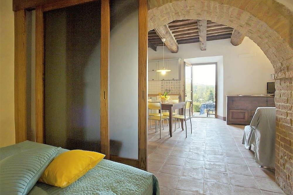 Ganze Wohnung, Typische toskanische Residenz in einem alten Dorf am Stadtrand von Siena in Monticiano, Siena Provinz