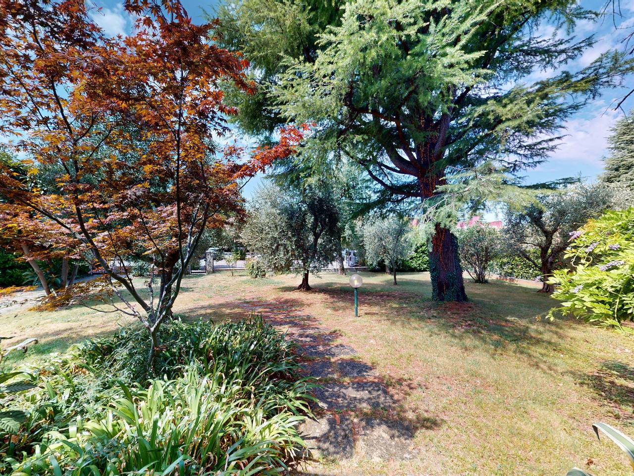 Villa Valentine 200 mt to the beach  by Bookinggar in Colombare, Sirmione